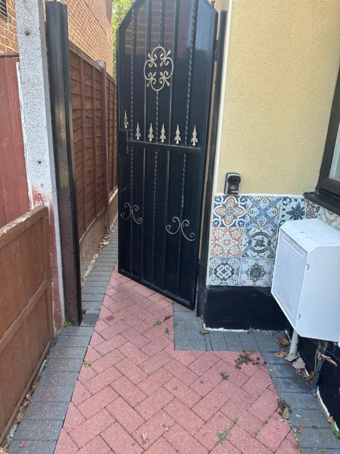 Studio Flat Gants Hill With Free Parking Redbridge Dış mekan fotoğraf